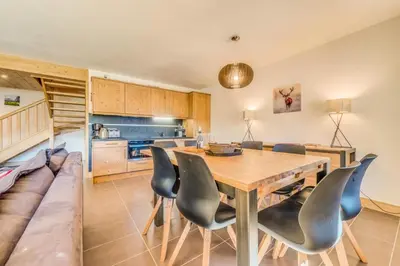 Cuisine ou kitchenette dans l'établissement Résidence Les Balcons EtoilÉs - Appartement 4 au pied des pistes MAE-3258