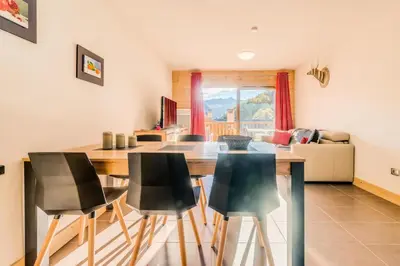 Télévision ou salle de divertissement dans l'établissement Résidence Les Balcons EtoilÉs - Appartement 4 au pied des pistes MAE-3261
