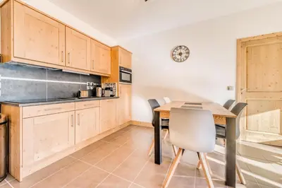 Cuisine ou kitchenette dans l'établissement Résidence Les Balcons EtoilÉs - Appartement 4 au pied des pistes MAE-3263
