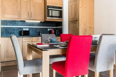 Cuisine ou kitchenette dans l'établissement Résidence Les Balcons EtoilÉs - Appartement 4 au pied des pistes MAE-3268