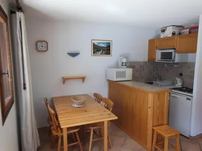Cuisine ou kitchenette dans l'établissement Résidence Le Chardonnet - Appartement à 200 m des psites avec belle vue MAE-3275