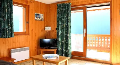 Télévision ou salle de divertissement dans l'établissement Résidence Le Chardonnet - Appartement à 200 m des psites avec belle vue MAE-3276
