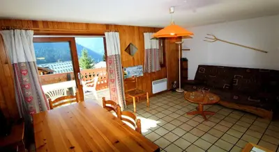 Coin salon dans l'établissement Résidence Le Chardonnet - Appartement à 200 m des psites avec belle vue MAE-3278