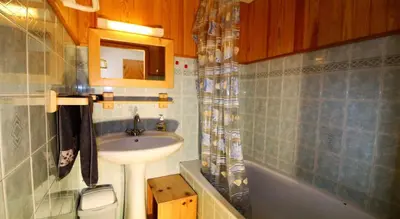 Salle de bains dans l'établissement Résidence Le Chardonnet - Appartement à 200 m des psites avec belle vue MAE-3278