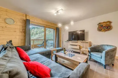 Télévision ou salle de divertissement dans l'établissement Résidence Les Balcons EtoilÉs - Appartement 4 au pied des pistes MAE-3289