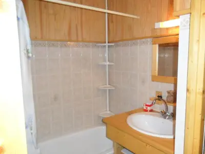 Salle de bains dans l'établissement Résidence Le Roselin - 2 Pièces pour 6 Personnes MAE-3317