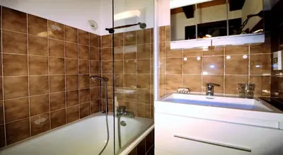 Salle de bains dans l'établissement Résidence BruyÈres - Les Hauts De Planchamp - 3 Pièces pour 6 Personnes MAE-3322