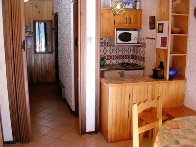 Cuisine ou kitchenette dans l'établissement Résidence Les PrimevÈres - Studio pour 4 Personnes MAE-3339