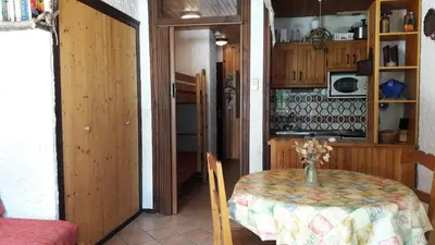 Cuisine ou kitchenette dans l'établissement Résidence Les PrimevÈres - Studio pour 4 Personnes MAE-3339