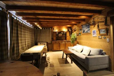 Coin salon dans l'établissement Chalet Bobech - Chalet traditionnel décor bois, très chaleureux et convivial. MAE-3379