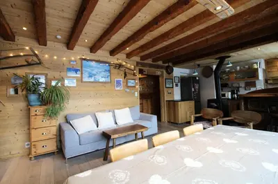 Cuisine ou kitchenette dans l'établissement Chalet Bobech - Chalet traditionnel décor bois, très chaleureux et convivial. MAE-3379