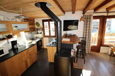Cuisine ou kitchenette dans l'établissement Chalet Bobech - Chalet traditionnel décor bois, très chaleureux et convivial. MAE-3379