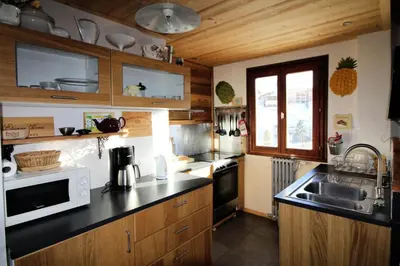 Cuisine ou kitchenette dans l'établissement Chalet Bobech - Chalet traditionnel décor bois, très chaleureux et convivial. MAE-3379