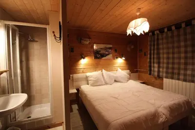 Un ou plusieurs lits dans un hébergement de l'établissement Chalet Bobech - Chalet traditionnel décor bois, très chaleureux et convivial. MAE-3379