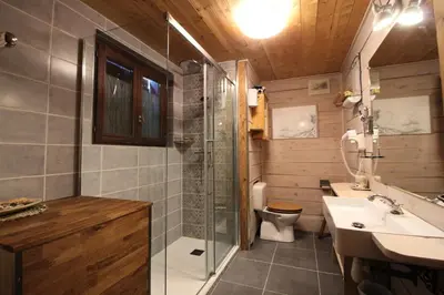 Salle de bains dans l'établissement Chalet Bobech - Chalet traditionnel décor bois, très chaleureux et convivial. MAE-3379