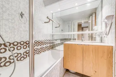 Salle de bains dans l'établissement Résidence Palafour - 3 pièces renové 3 - familial, spacieux - 2 salle de bain/douche - balcon vue lac MAE-3381
