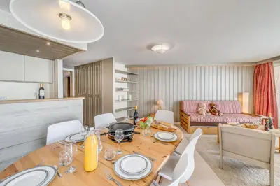 Coin salon dans l'établissement Résidence Palafour - 3 pièces renové 3 - familial, spacieux - 2 salle de bain/douche - balcon vue lac MAE-3381