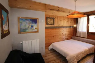 Un ou plusieurs lits dans un hébergement de l'établissement Chalet Bobech - chalet traditionnel, terrase plein sud MAE-3383