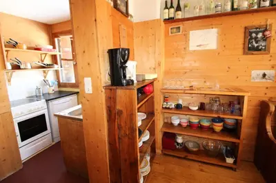 Cuisine ou kitchenette dans l'établissement Chalet Bobech - chalet traditionnel, terrase plein sud MAE-3383