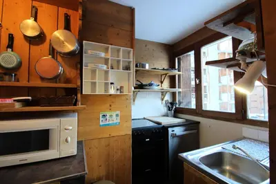 Cuisine ou kitchenette dans l'établissement Chalet Bobech - chalet traditionnel, terrase plein sud MAE-3383