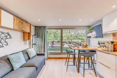 Cuisine ou kitchenette dans l'établissement Résidence Palafour - Studio chaleureux, terrasse vue lac MAE-3398