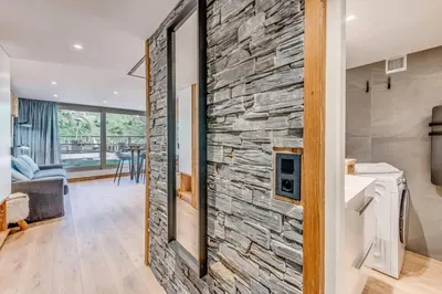 Cuisine ou kitchenette dans l'établissement Résidence Palafour - Studio chaleureux, terrasse vue lac MAE-3398