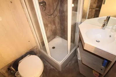 Salle de bains dans l'établissement Résidence Palafour - Studio 2 - Rénové, confortable - nord vue montagne MAE-3402
