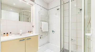 Salle de bains dans l'établissement Résidence Bec Rouge - Vue lac, sur les pistes MAE-3415