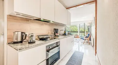 Cuisine ou kitchenette dans l'établissement Résidence Bec Rouge - Vue lac, sur les pistes MAE-3415