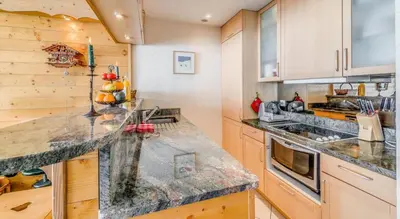 Cuisine ou kitchenette dans l'établissement Résidence Soleil - Appartement 3 - confortable, chaleureux, vue lac MAE-3438