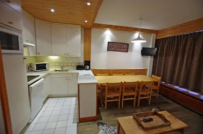 Cuisine ou kitchenette dans l'établissement Résidence Bec Rouge - Vue lac, sur les pistes MAE-3448