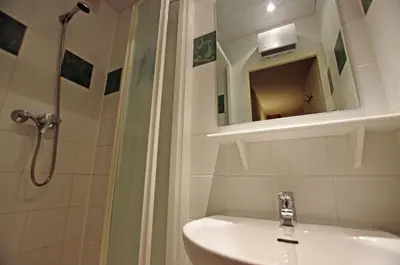 Salle de bains dans l'établissement Résidence Bec Rouge - Vue lac, sur les pistes MAE-3448