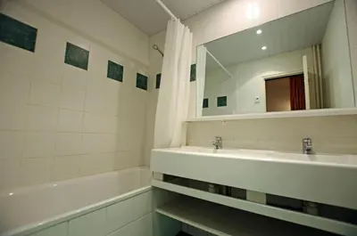 Salle de bains dans l'établissement Résidence Bec Rouge - Vue lac, sur les pistes MAE-3448