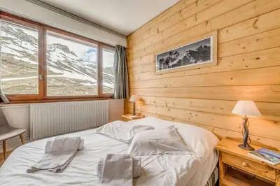 Un ou plusieurs lits dans un hébergement de l'établissement Résidence Bec Rouge - Appartement rénové 3, ski au pied, vue lac MAE-3464