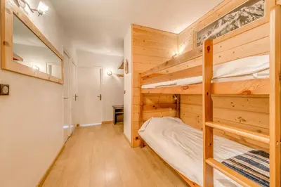 Un ou plusieurs lits dans un hébergement de l'établissement Résidence Bec Rouge - Appartement rénové 3, ski au pied, vue lac MAE-3464