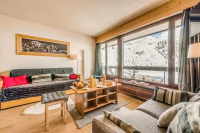 Coin salon dans l'établissement Résidence Bec Rouge - Appartement rénové 3, ski au pied, vue lac MAE-3464