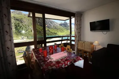 Télévision ou salle de divertissement dans l'établissement Résidence Palafour - Studio 4 soigné, personnalisé, confortable - balcon vue lac MAE-3596