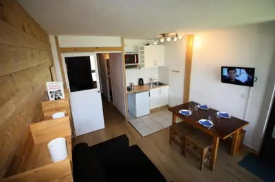 Cuisine ou kitchenette dans l'établissement Résidence Home Club 1 - studio rénové, chaleureux MAE-3601