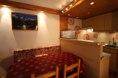Cuisine ou kitchenette dans l'établissement Résidence Palafour - Grand studio 4 - confortable - balcon - vue lac MAE-3611