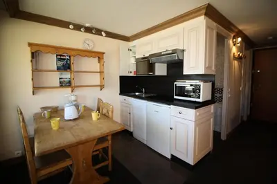 Cuisine ou kitchenette dans l'établissement Résidence Palafour - Studio cabine 4 personnes pieds des pistes - balcon vue Grande Sassière MAE-3640