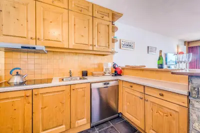 Cuisine ou kitchenette dans l'établissement Résidence Ducs De Savoie - Appartement 3, proche des pistes,commerce, vue lac MAE-3644