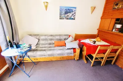 Coin salon dans l'établissement Résidence Rond Point Des Pistes - proximité immédiate des pistes et des remontées mécaniques (Funiculaire) MAE-3681