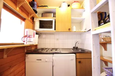 Cuisine ou kitchenette dans l'établissement Résidence Rond Point Des Pistes - proximité immédiate des pistes et des remontées mécaniques (Funiculaire) MAE-3681