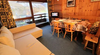 Télévision ou salle de divertissement dans l'établissement Résidence Palafour - Grand studio 4 - confortable - balcon - vue lac MAE-3737