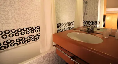 Salle de bains dans l'établissement Résidence Palafour - Grand studio 4 - confortable - balcon - vue lac MAE-3737