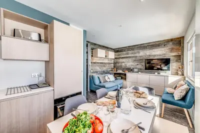 Coin salon dans l'établissement Résidence Armaillis - Appartement rénové, vue lac MAE-3743