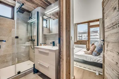 Salle de bains dans l'établissement Résidence Roches Rouges A - Charmant, chaleureux, pied des pistes MAE-3749