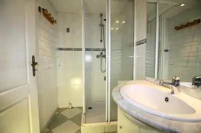 Salle de bains dans l'établissement Résidence Palafour - 1 séjour canapé lit, 1 cabine lit superposés - balcon vue lac MAE-3762