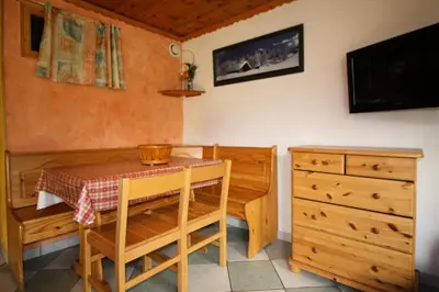 Télévision ou salle de divertissement dans l'établissement Résidence Palafour - 1 séjour canapé lit, 1 cabine lit superposés - balcon vue lac MAE-3762
