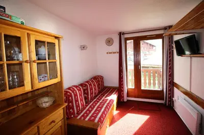 Télévision ou salle de divertissement dans l'établissement Chalet Club - Studio 2 personnes à 100m des pistes MAE-3791